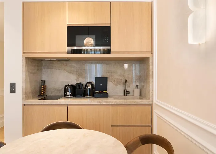 Thelander - Serviced In Champs Elysées París