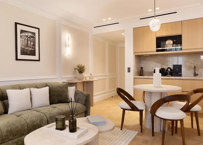 Thelander - Serviced In Champs Elysées *