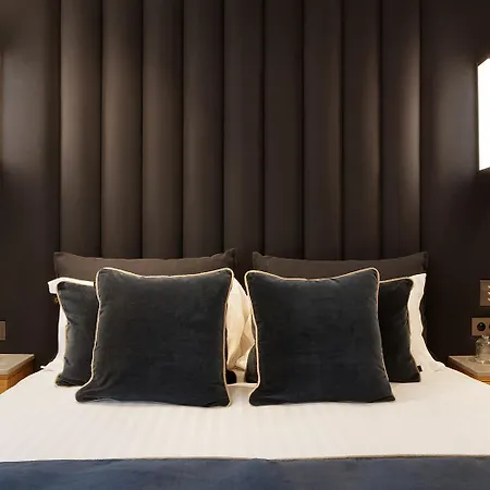 Thelander - Serviced In Champs Elysees *