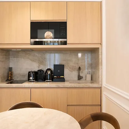 Thelander - Serviced In Champs Elysees Paryż